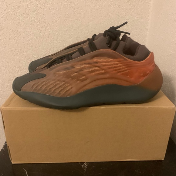 YEEZY 700 V3 COPPER FADE SIZE 11.5M - Picture 3 of 6